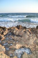 Agia Napan kivikkoista rantaa